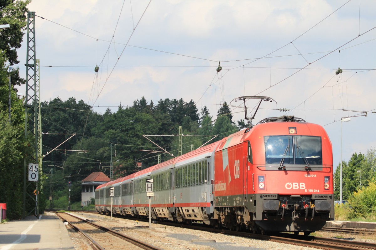 1216 014-1 durchf�hrt am 20. August 2013 auf dem Weg zum Brenner den Bahnhof von Assling.