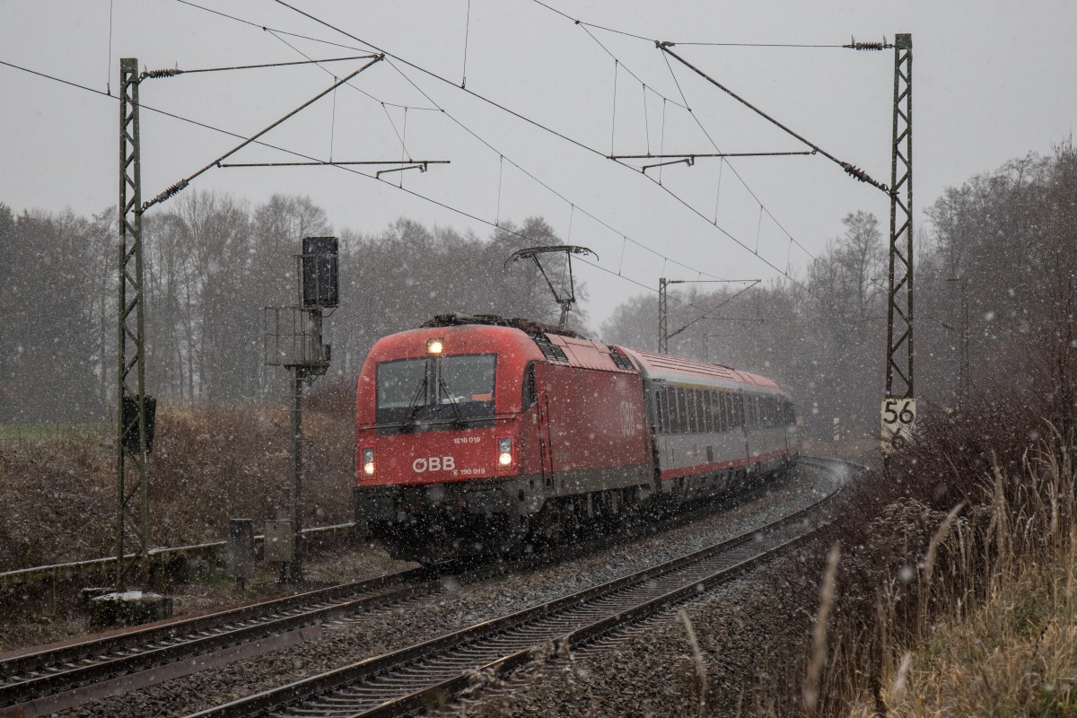 1216 019 kam etwas sp�ter am 28. November 2015 bei Vogl bereits bei leichtem Schneefall vorbei.