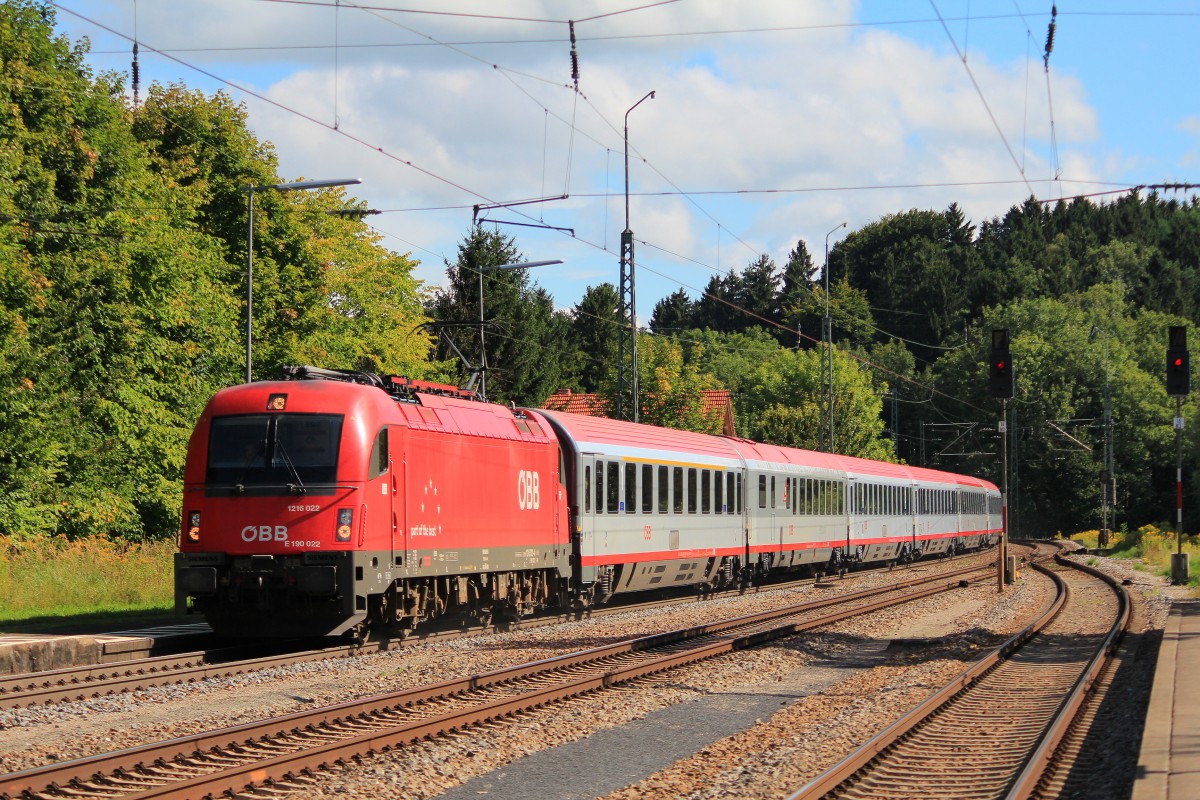 1216 022-4 auf dem Weg vom Brenner zum M�nchner Hauptbahnhof. Aufgenommen am 16. August 2012 in Assling.