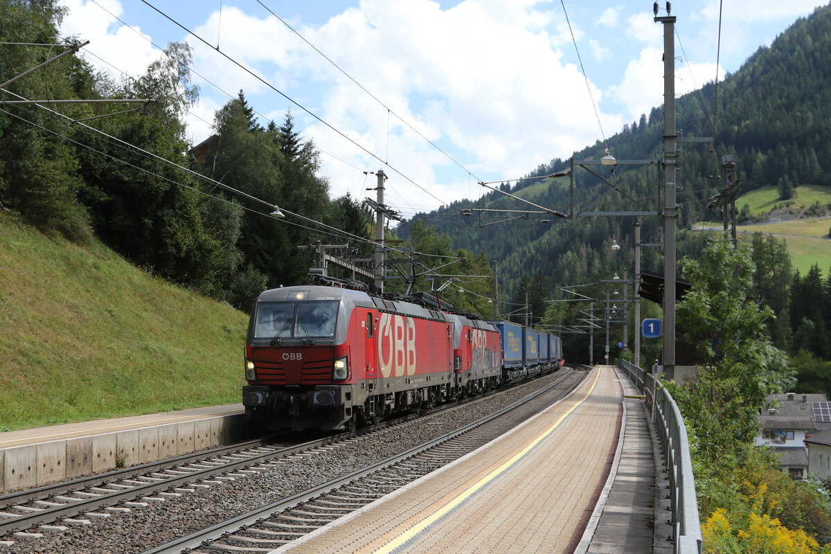 1293 032 und 1293 029 waren mit einem  Walter-KLV  bei St. Jodok am 3. September 2024 in Richtung Innsbruck unterwegs.