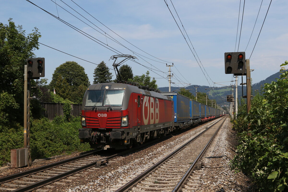 1293 047 war am 12. August 2024 in  Salzburg-S�d  mit einem  Walter-KLV  in Richtung Tauern unterwegs.
