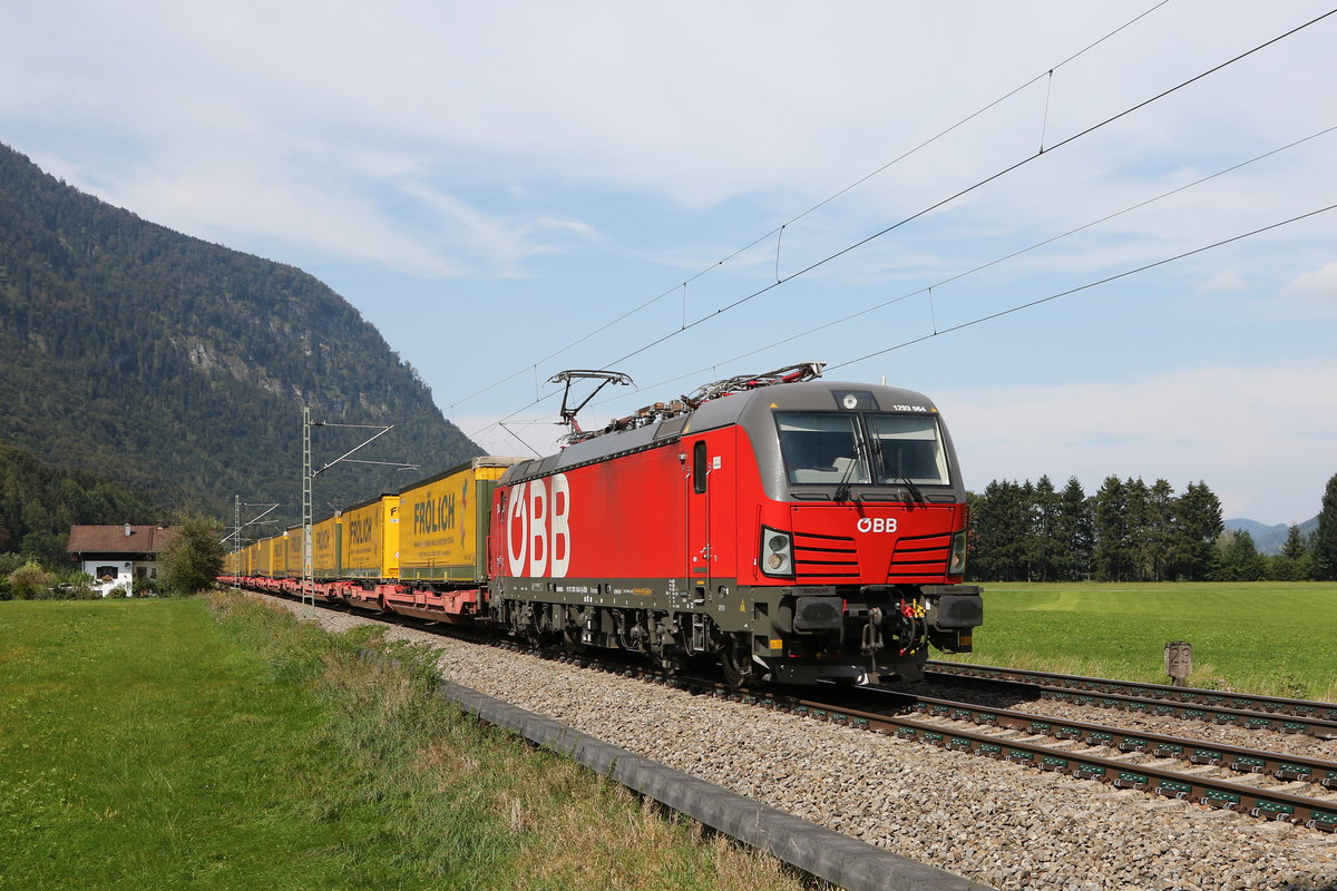 1293 064 war am 10. September 2020 mit  Fr�lich-Aufliegern  bei Niederaudorf im Inntal in Richtung Brenner unterwegs.