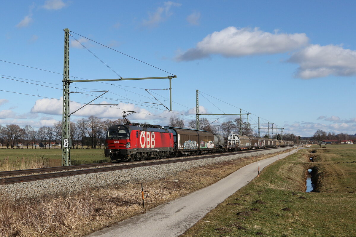 1293 185 mit einem gemischten G�terzug aus Salzburg kommend am 5. Februar 2022 bei �bersee am Chiemsee.