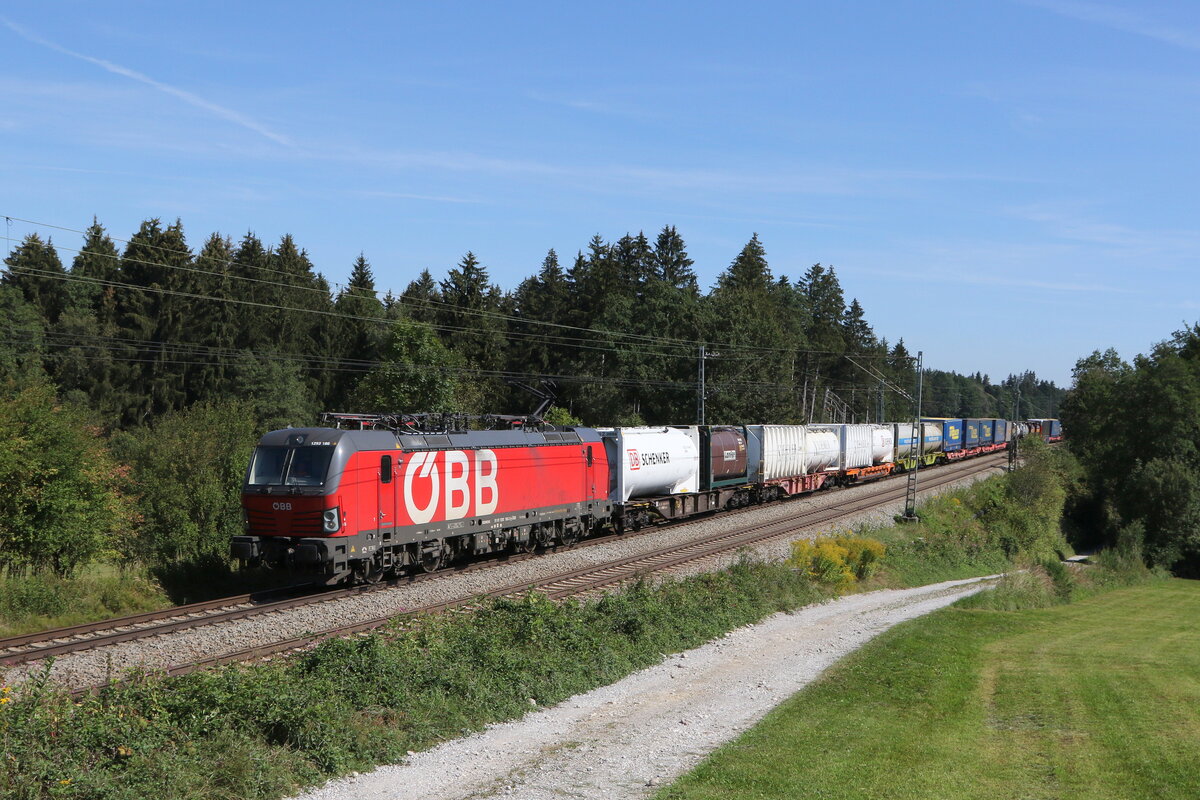 1293 186 mit einem  KLV  am 2. September 2022 bei Grabenst�tt.