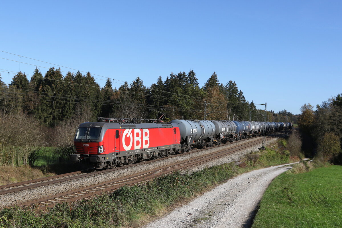 1293 187 war am 31. Oktober 2022 mit einem Kesselwagenzug bei Grabenst�tt in Richtung M�nchen unterwegs.
