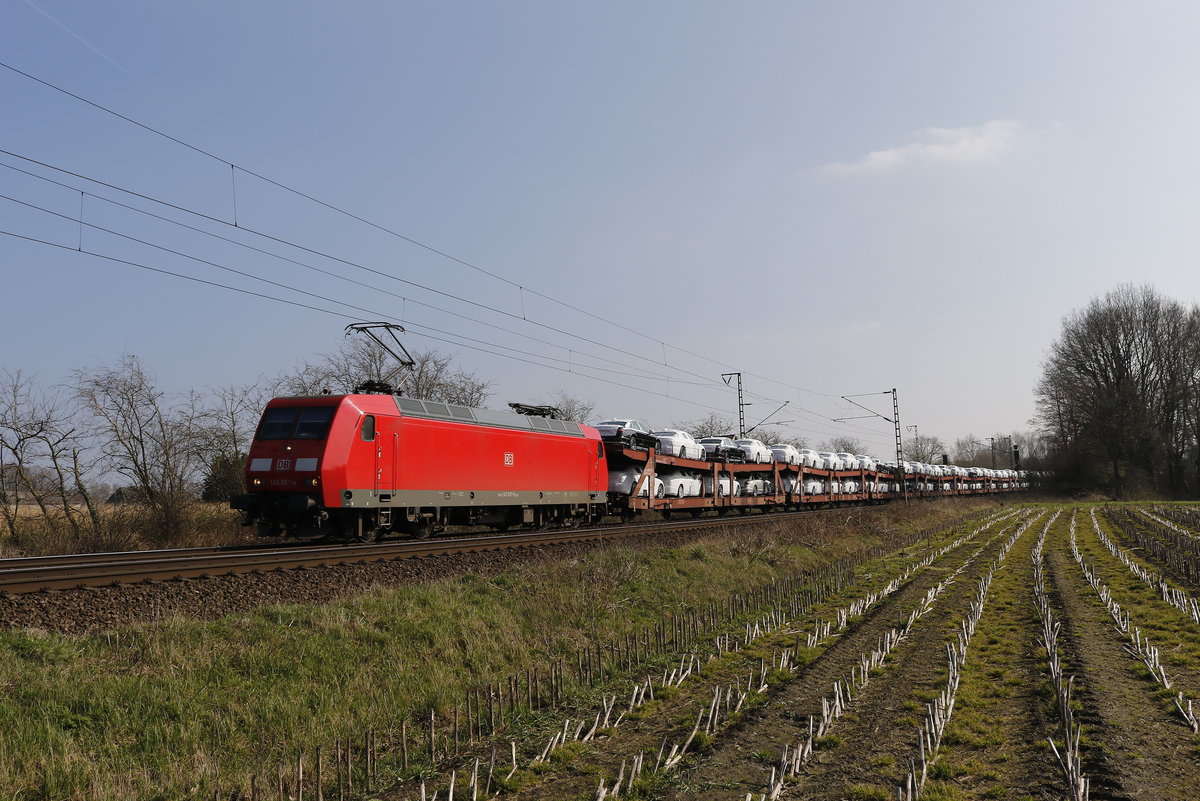 145 057 war mit einem Autozug am 29. M�rz 2019 bei Stubben, zwischen Bremen und Bremerhaven unterwegs.