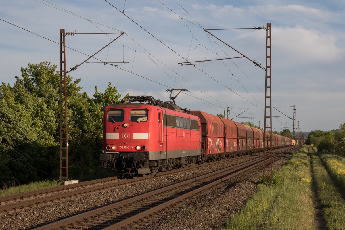 151 043-7 am sp�ten Nachmittag des 15. Mai 2015 bei Th�ngersheim.