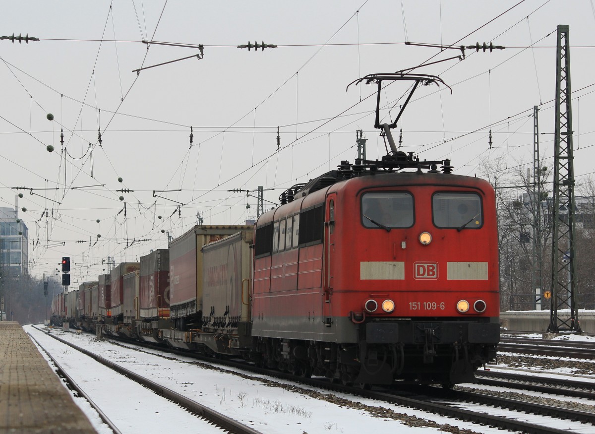 151 109-6 durchf�hrt am 27. M�rz 2013 den Haltepunkt M�nchen-Heimeranplatz.