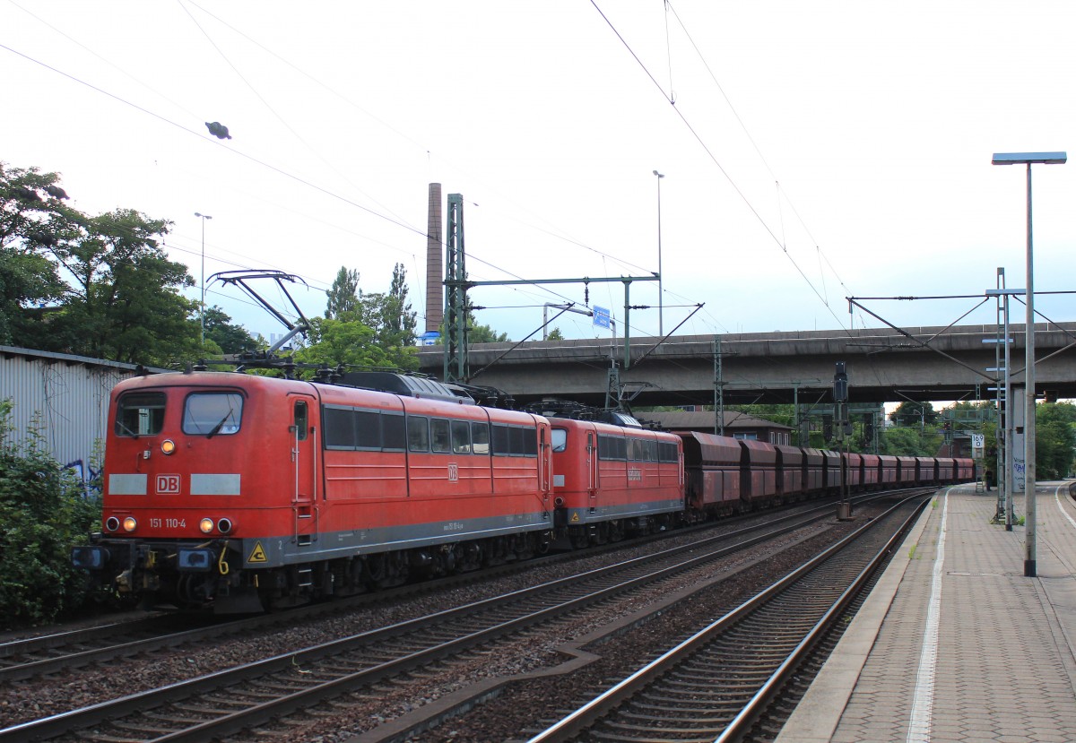 151 110-4 und 151 119-5 am 31. Juli 2013 in Hamburg-Harburg.