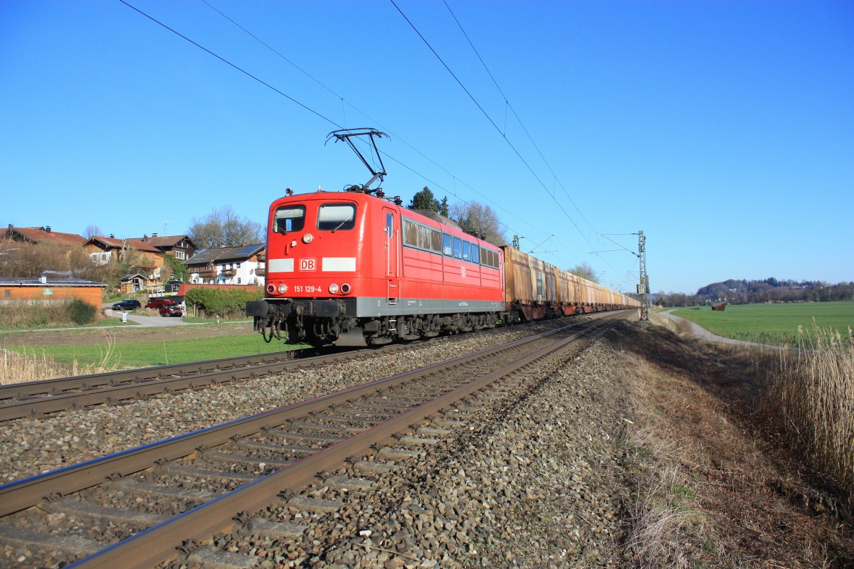 151 129-4 mit einem Containerzug am 27. M�rz 2013 bei Weisham.