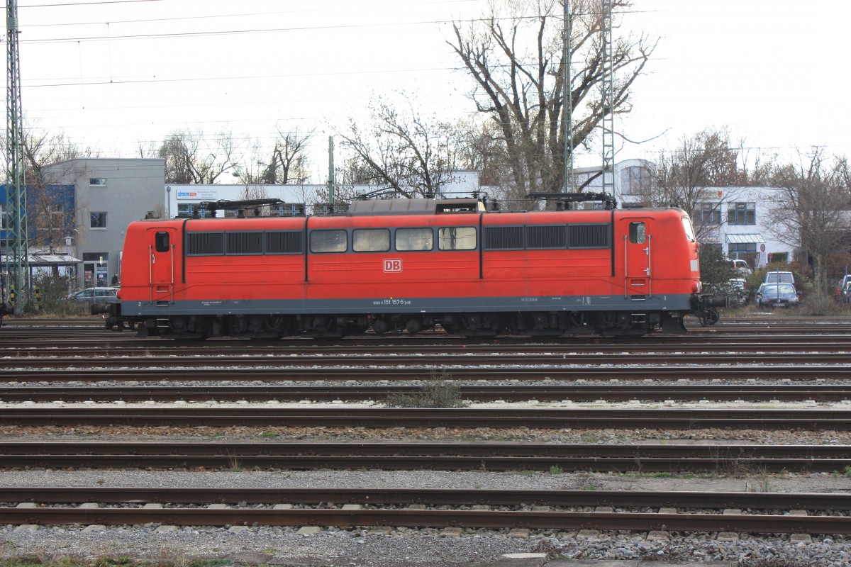 151 157-5 wartet am 30. November 2013 in Rosenheim auf ihren n�chsten Einsatz.