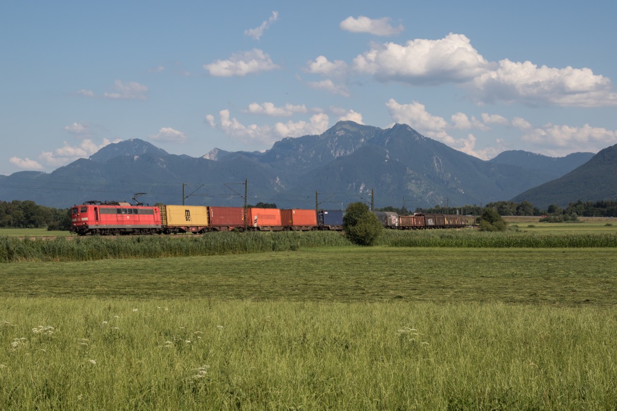 151 167-4 am 21. Juli 2015 mit einem gemischten G�terzug aus Salzburg kommen bei Bernau am Chiemsee.