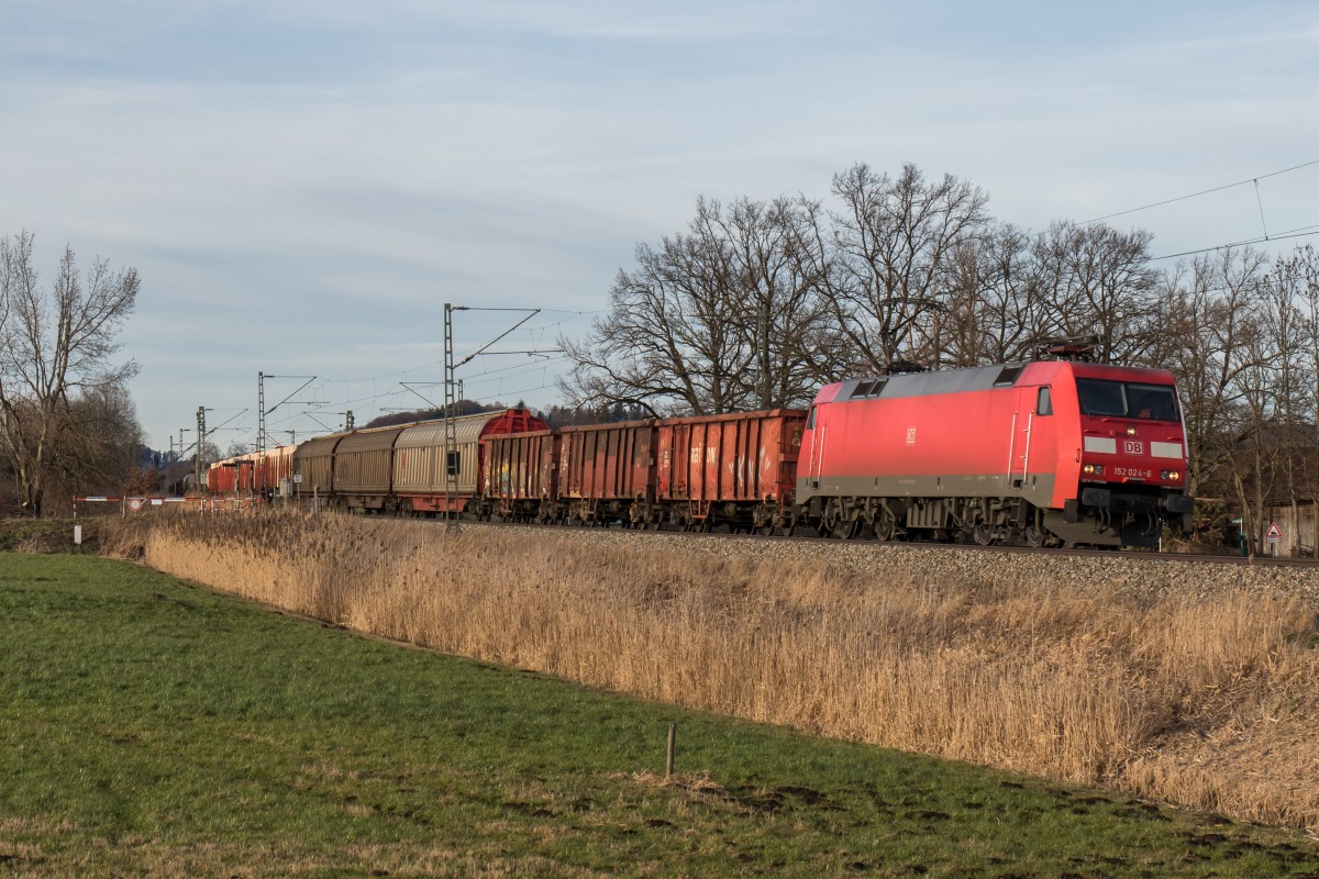 152 024-6 mit einem gemischten G�terzug am 6. Februar 2016 bei Weisham.