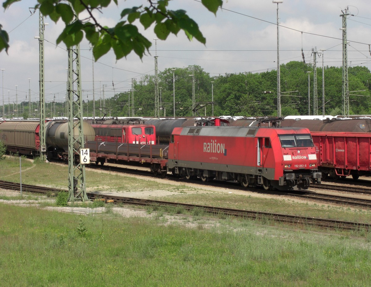 152 035-5 bei der Einfahrt in den Rangierbahnhof M�nchen/Nord am 3. Juni 2010.