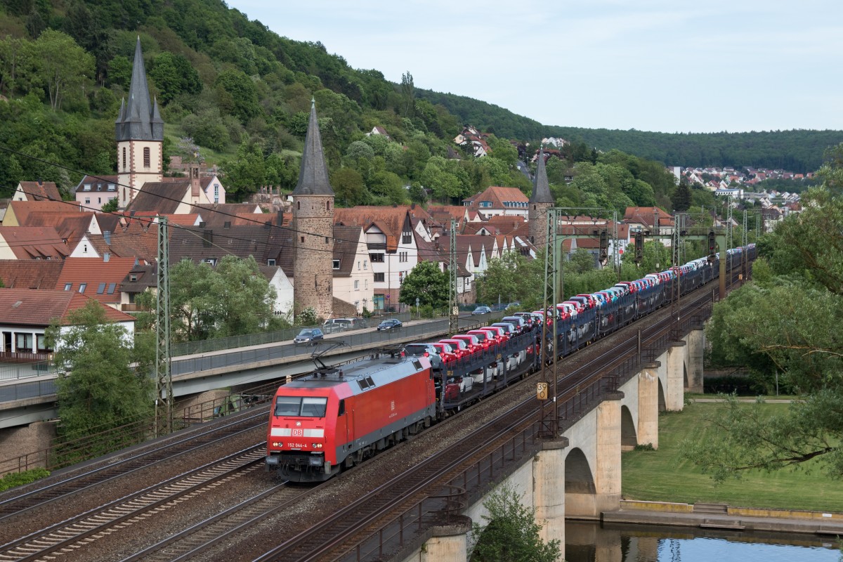 152 044-4 durchf�hrt am 15. Mai 2015 mit einem Autozug die Ortschaft Gem�nden am Main.