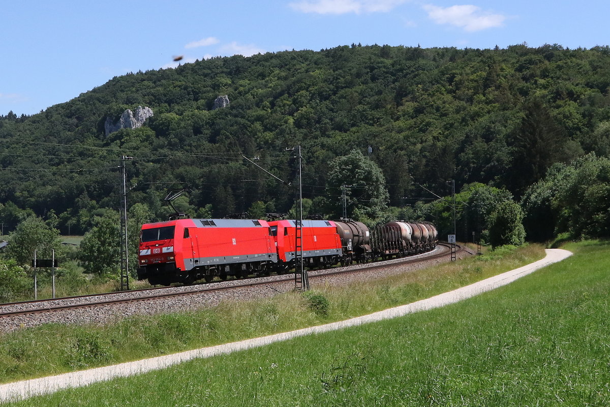 152 054 aus Ingolstadt kommend am 24. Juni 2020 bei Dollnstein im Altm�hltal.
