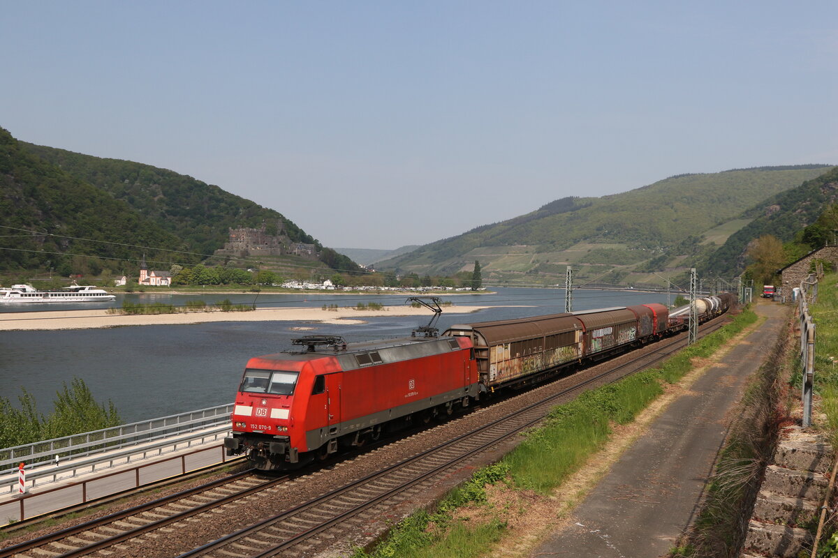 152 070 mit einem gemischten G�terzug aus Koblenz kommend am 3. Mai 2022 bei Assmannshausen am Rhein.
