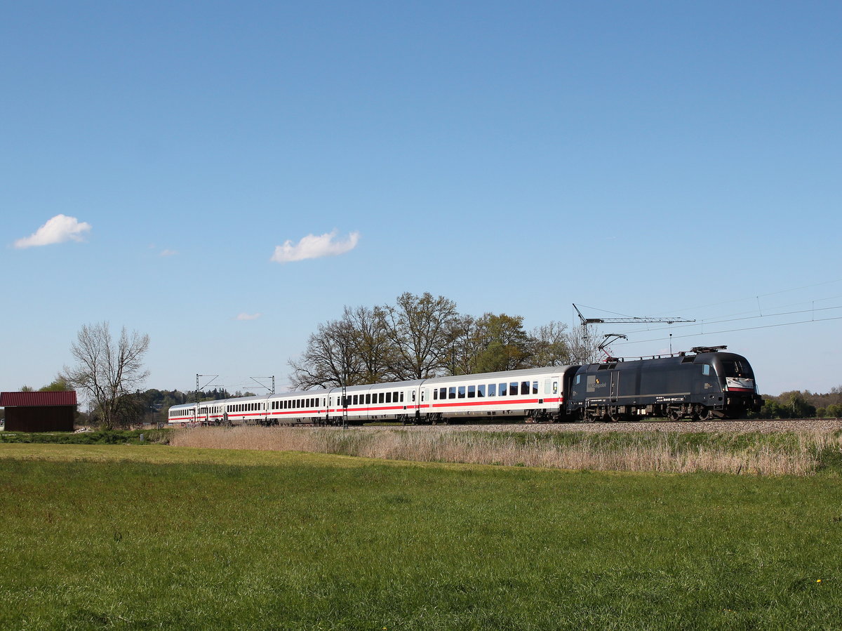 182 001 mit dem  IC K�nigssee  am 29. April 2016 bei Weisham.