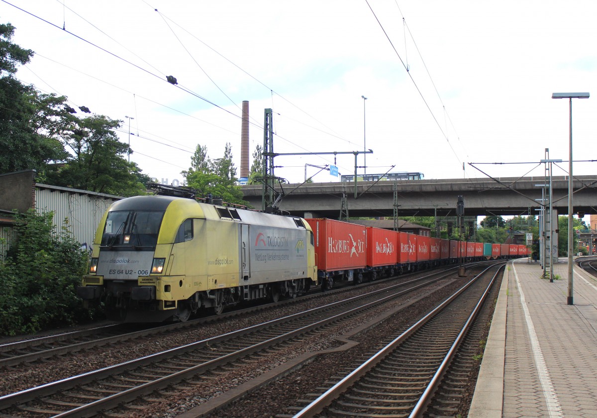 182 506 durchf�hrt am 31. Juli 2013 mit einem Containerzug den Bahnhof von Hamburg-Harburg.
