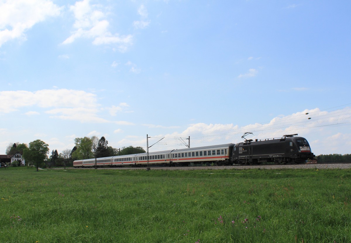 182  509 zieht  IC K�nigssee  durch den Chiemgau in Richtung Freilassing. Aufgenommen am 5. Mai 2013 bei �bersee am Chiemsee.