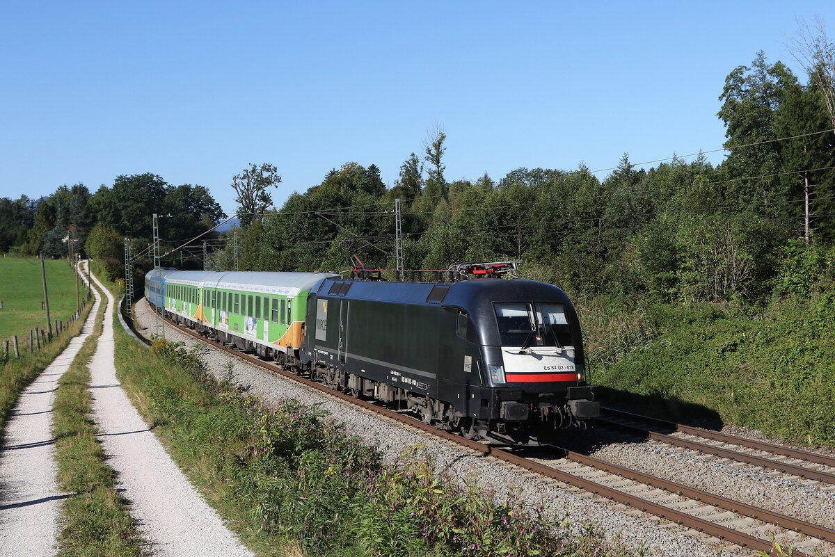 182 518 war am 25. September 2021 mit dem  Alpen-Sylt-Nachtexpress  bei Grabenst�tt im Chiemgau in Richtung Freilassing unterwegs.