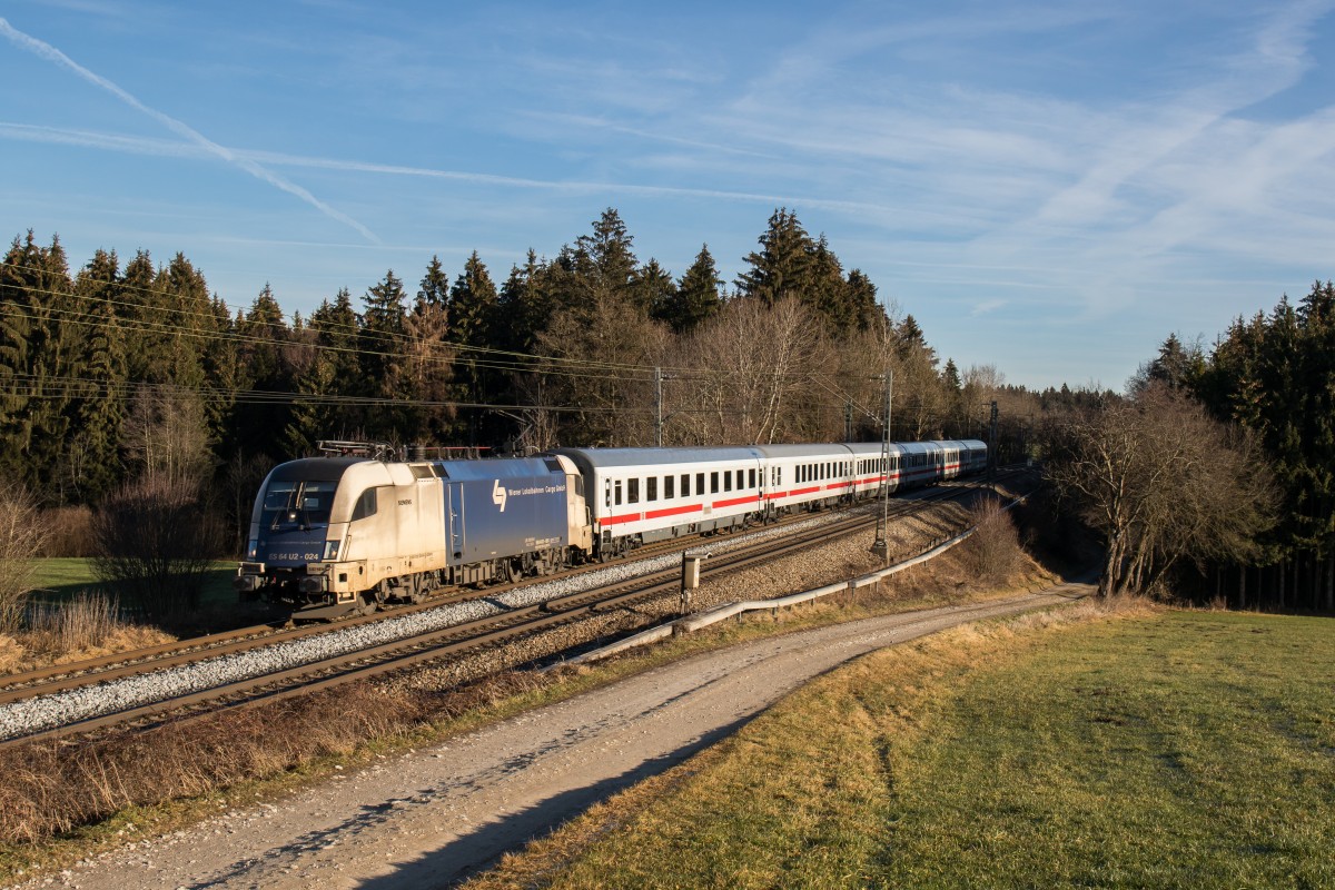 182 524-9 mit dem  IC K�nigssee  aus Freilassing kommend am 26. Dezember 2015 bei Grabenst�tt.
