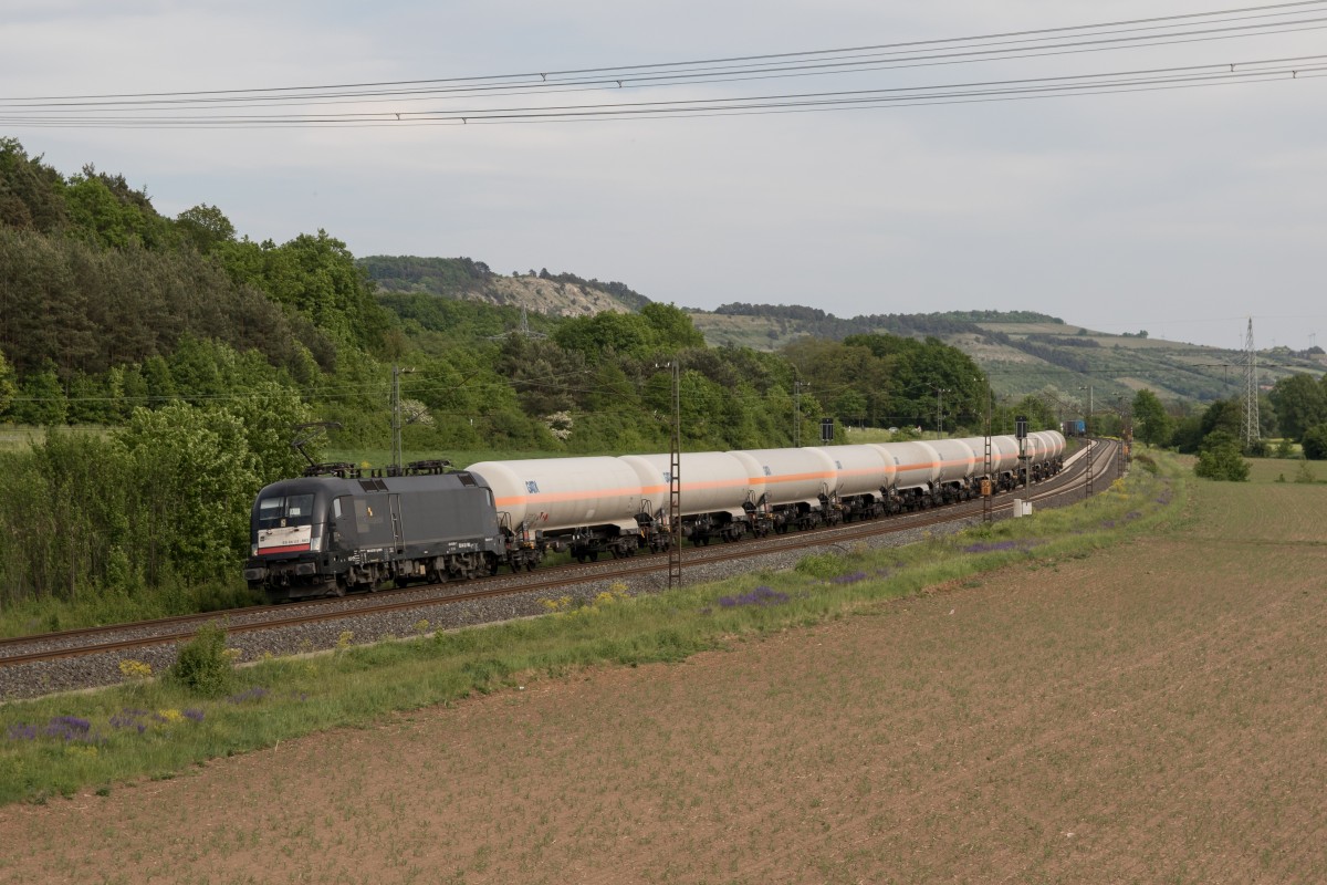 182 563-7 am 14. Mai 2015 mit einem Kesselwagen-Zug bei Harrbach.