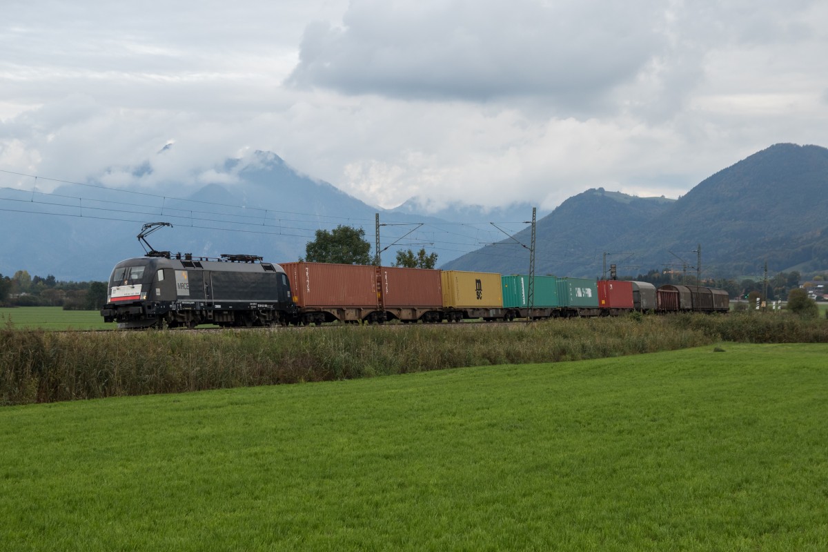 182 566 mit einem gemischten G�terzug am 8. Oktober 2015 bei Weisham.