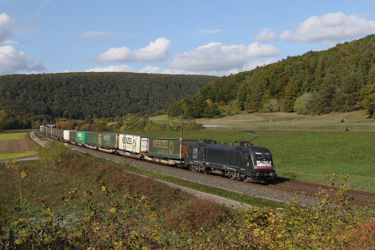 182 572 von  MRCE  mit einem  KLV  am 11. Oktober 2022 bei Harrbach am Main.