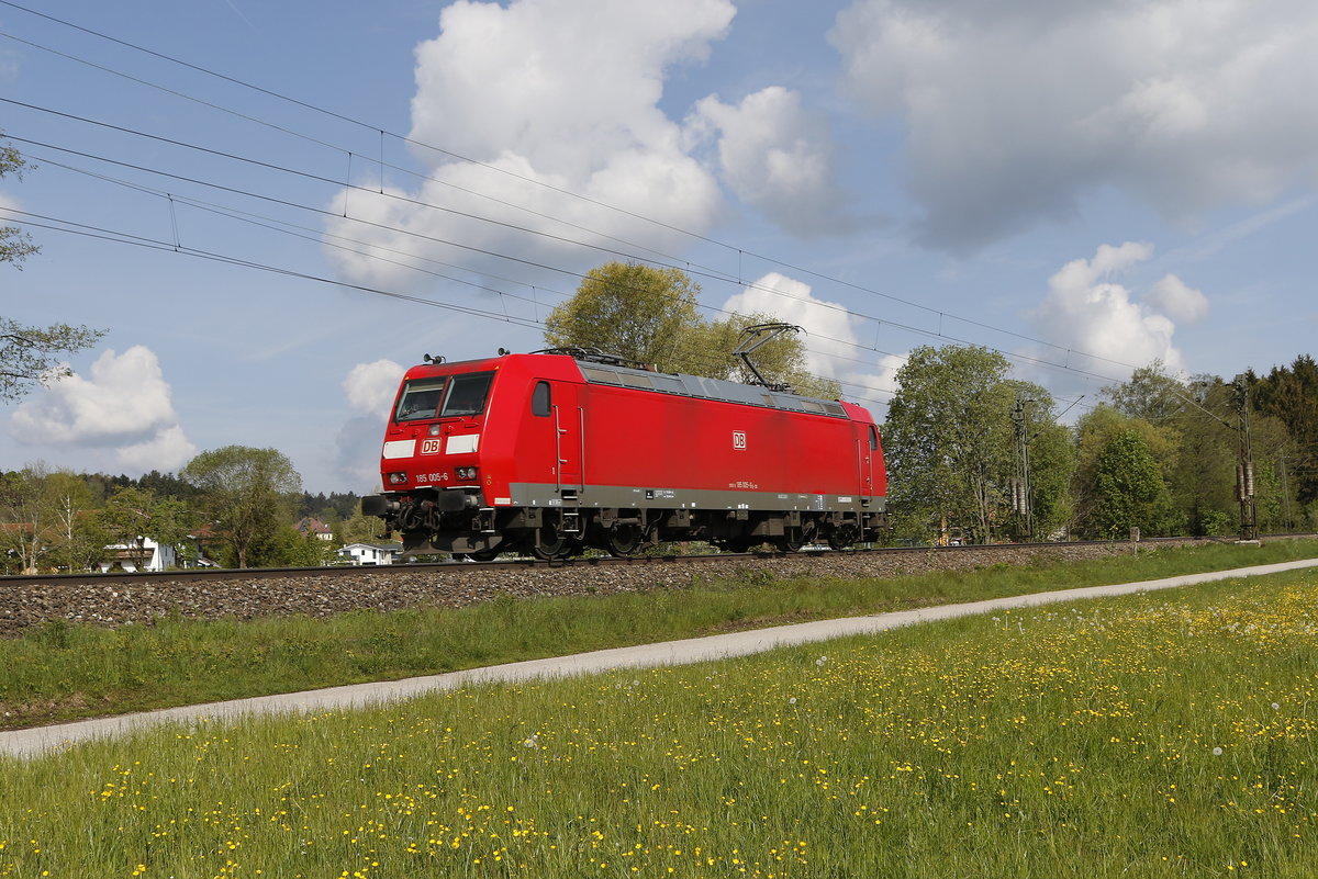 185 005 auf dem Weg nach Freilassing, um dort den  Aicher-Stahlzug  zu �bernehmen. Aufgenommen am 7. Mai 2019 bei Prien am Chiemsee.