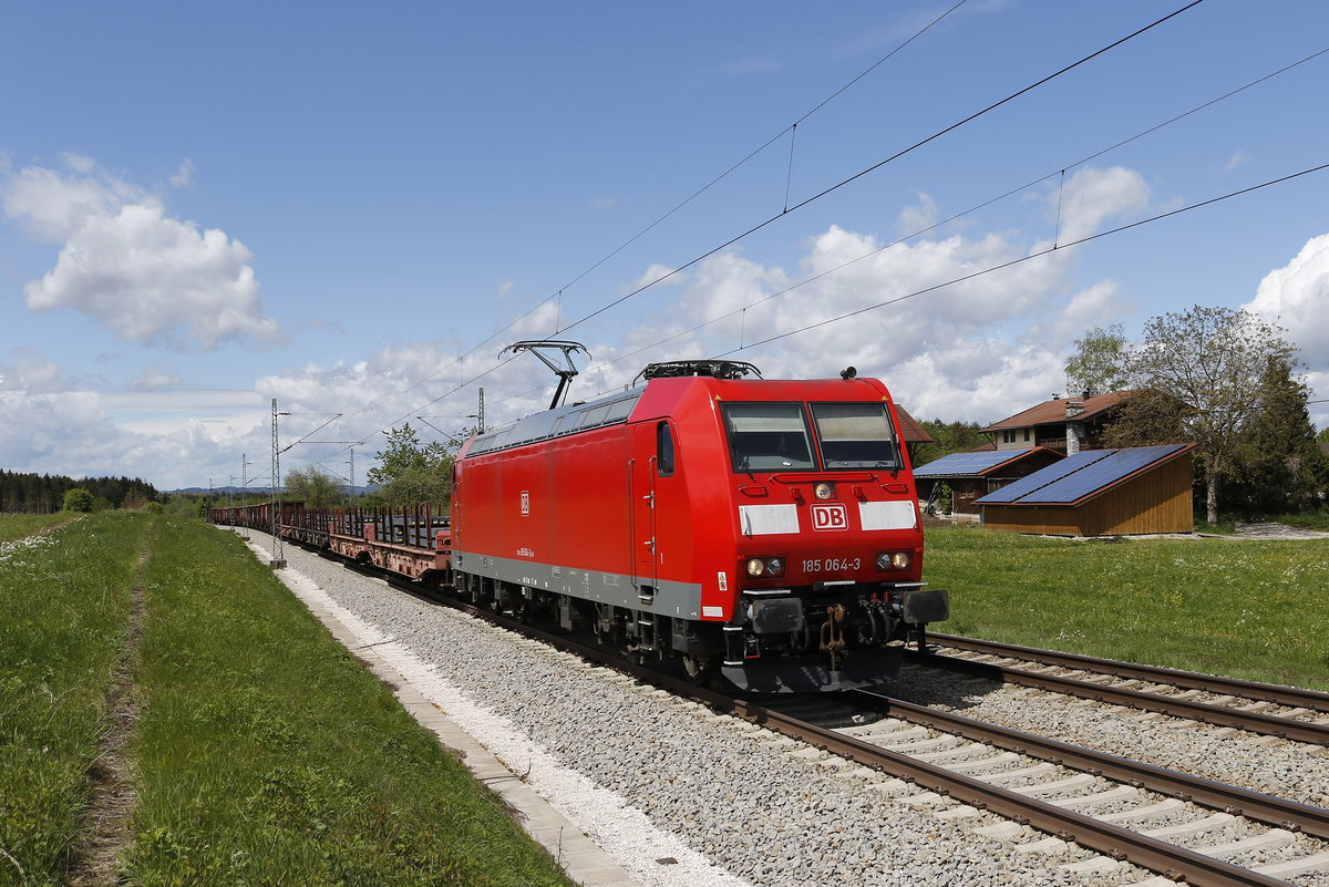 185 064 mit einem Stahlzug auf dem Weg nach Freilassing, aufgenommen am 9. Mai 2019 bei Grabenst�tt. 