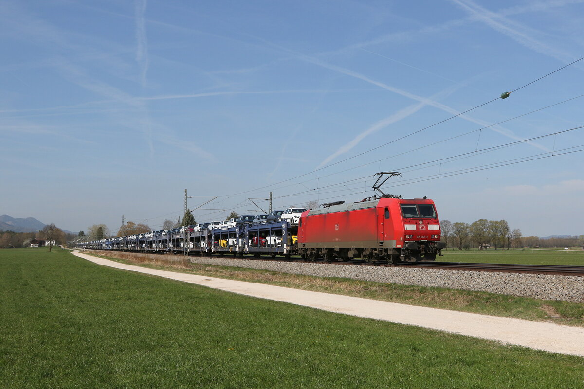 185 066 mit einem Autozug aus M�nchen kommend am 14. April 2022 bei �bersee am Chiemsee.