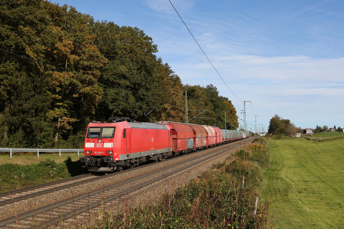 185 068 mit einem  M�llzug  aus Freilassing kommend am 9. Oktober 2024 bei Hufschlag.