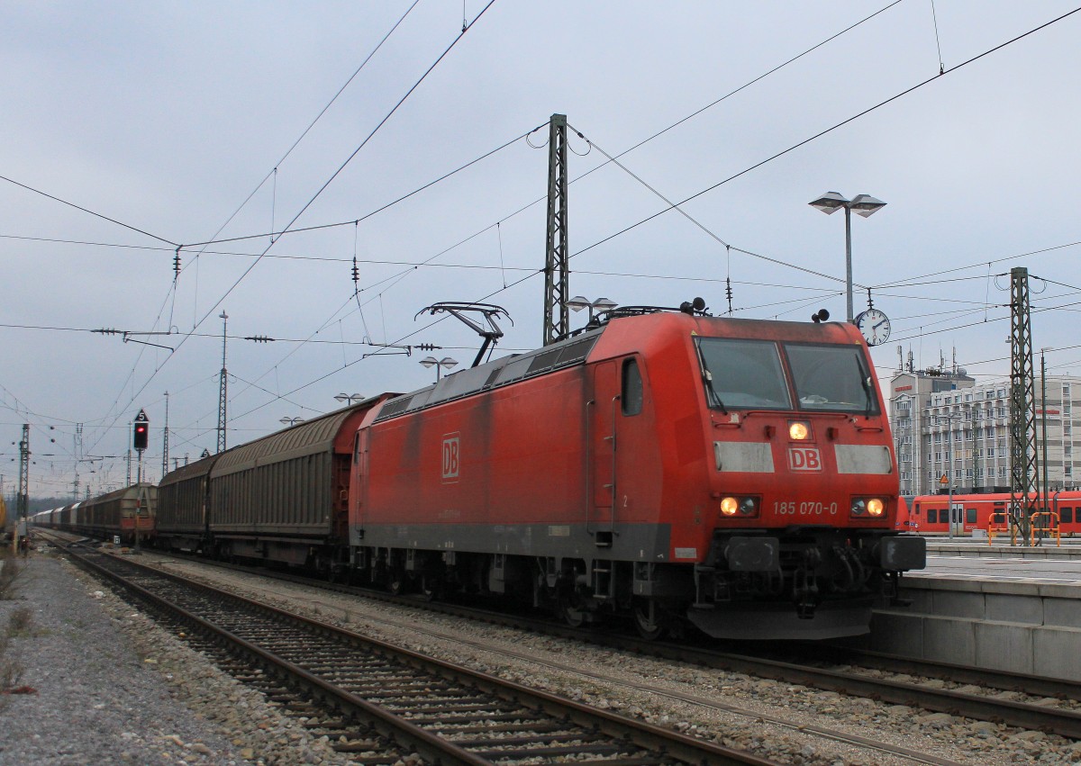 185 070-0 durchf�hrt am 1. Dezember 2012 den Bahnhof von Rosenheim.