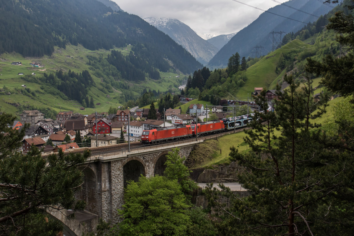 185 104 und 185 127 auf der  Mittleren Meienreusbr�cke  oberhalb von Wassen am 25. Mai 2016.