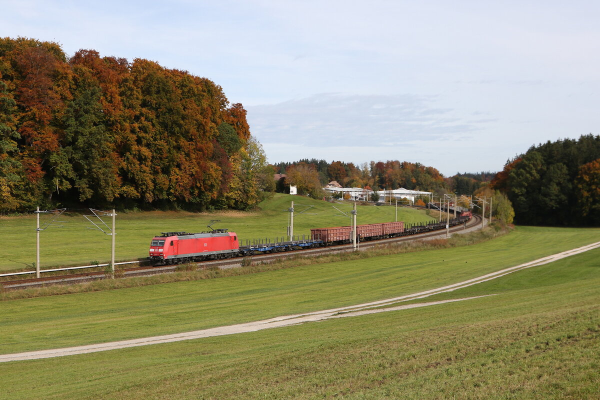 185 111 mit einem Stahlzug aus Freilassing kommend am 21. Oktober 2025 bei Axdorf im Chiemgau.