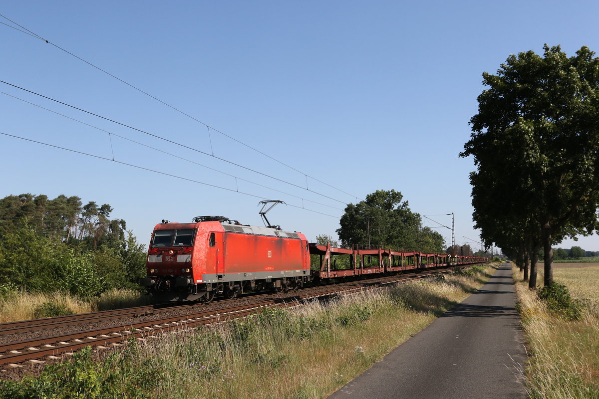 185 168 mit einem leeren Autozug aus Bremen kommend am 26. Juni 2020 bei D�rverden.