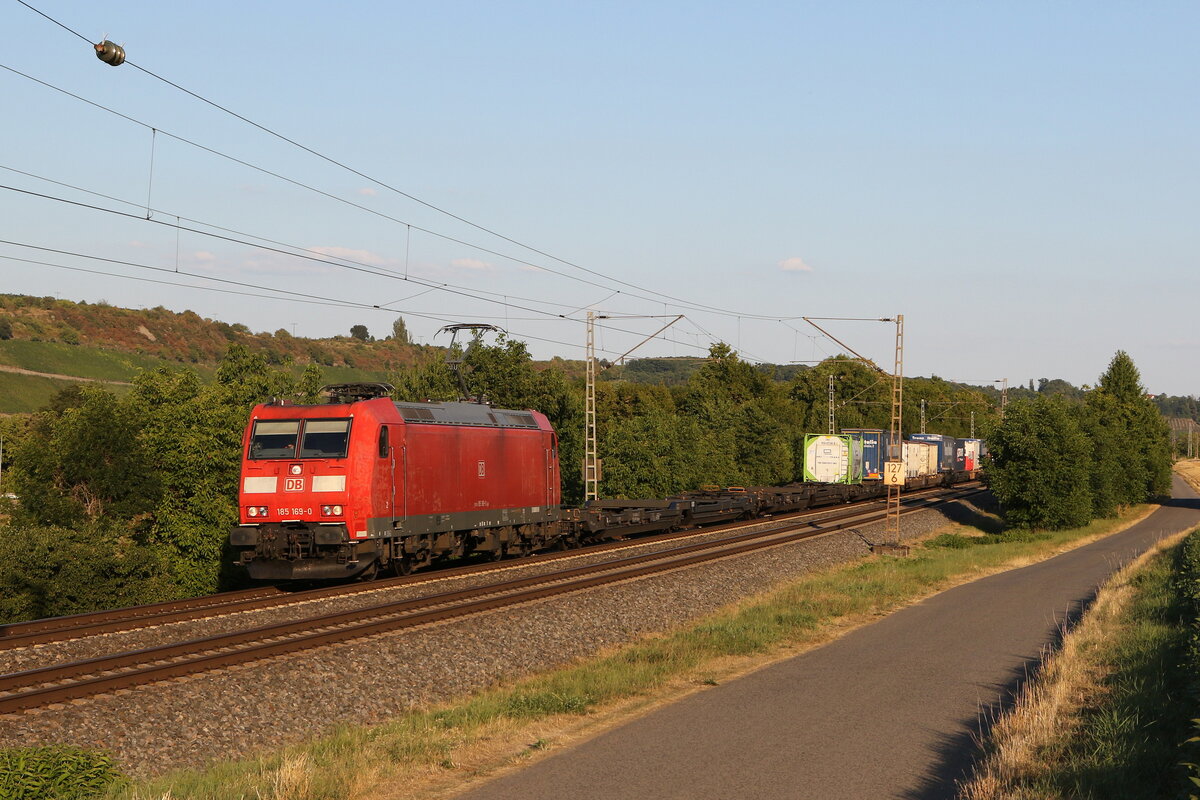 185 169 mit einem schwach beladenem  KLV  am 4. August 2022 bei Winterhausen.