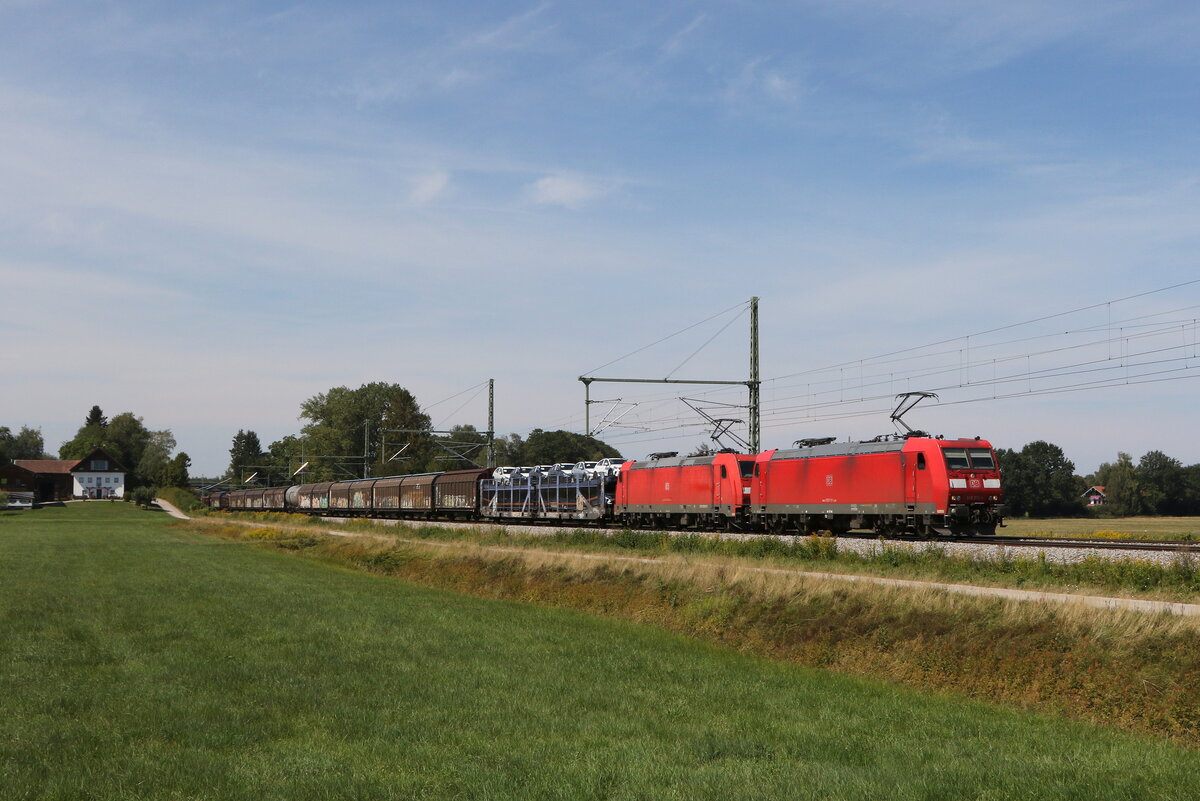 185 171 und 185 303 mit einem gemischten G�terzug aus M�nchen kommend am 17. August 2022 bei �bersee am Chiemsee.