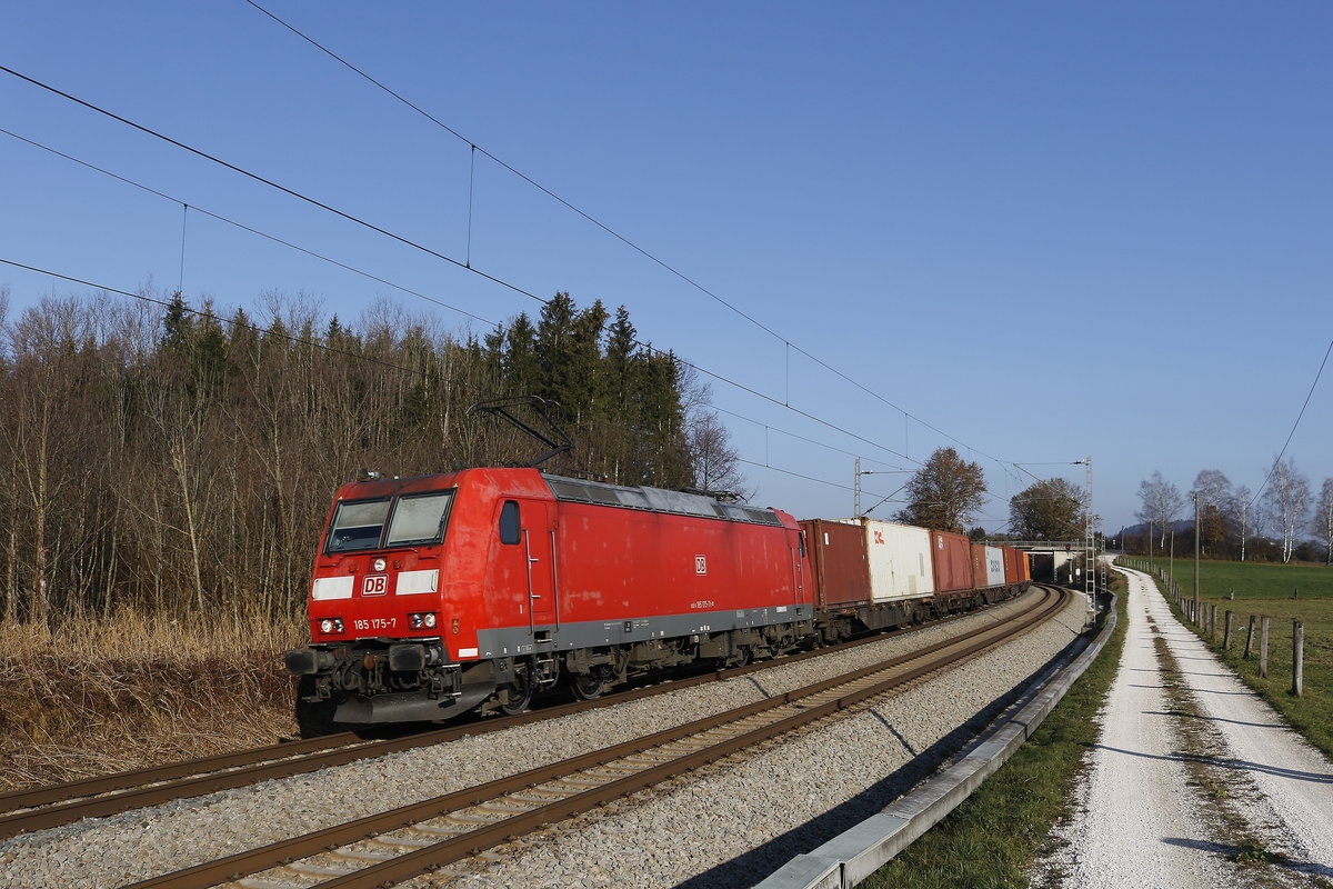 185 175 mit einem Containerzug aus Freilassing kommend am 17. November 2018 bei Grabenst�tt.