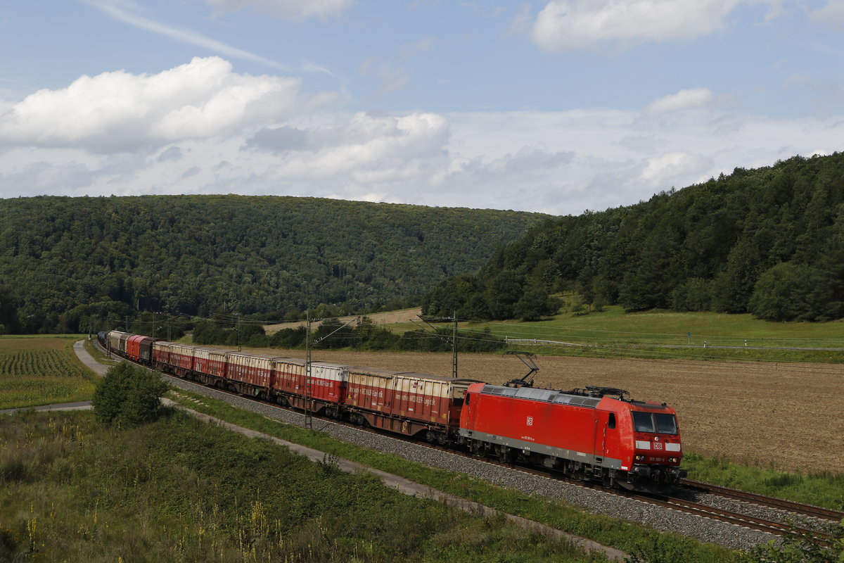 185 190-6 mit einem gemischten G�terzug aus Gem�nden kommend am 18. August 2017 bei Harrbach.
