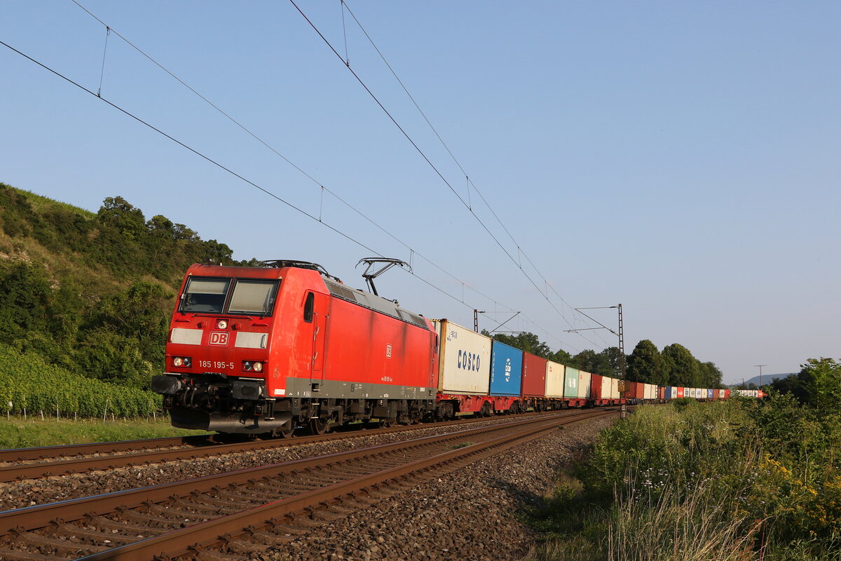 185 195 mit einem Containerzug aus W�rzburg kommend am 23. Juli 021 bei Himmelstadt.