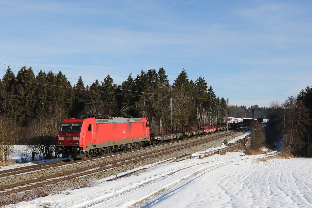 185 202 mit einem Stahlzug auf dem Weg nach M�nchen am 27. Januar 2022 bei Grabenst�tt.