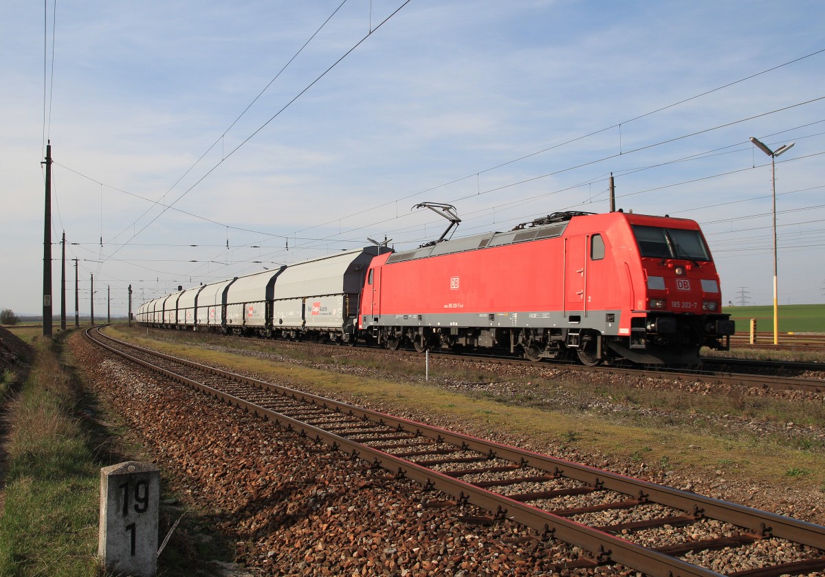 185 203-7 mit einem Ganzzug bei der Einfahrt in den Bahnhof von Gramatneusiedl am 21. M�rz 2014.
