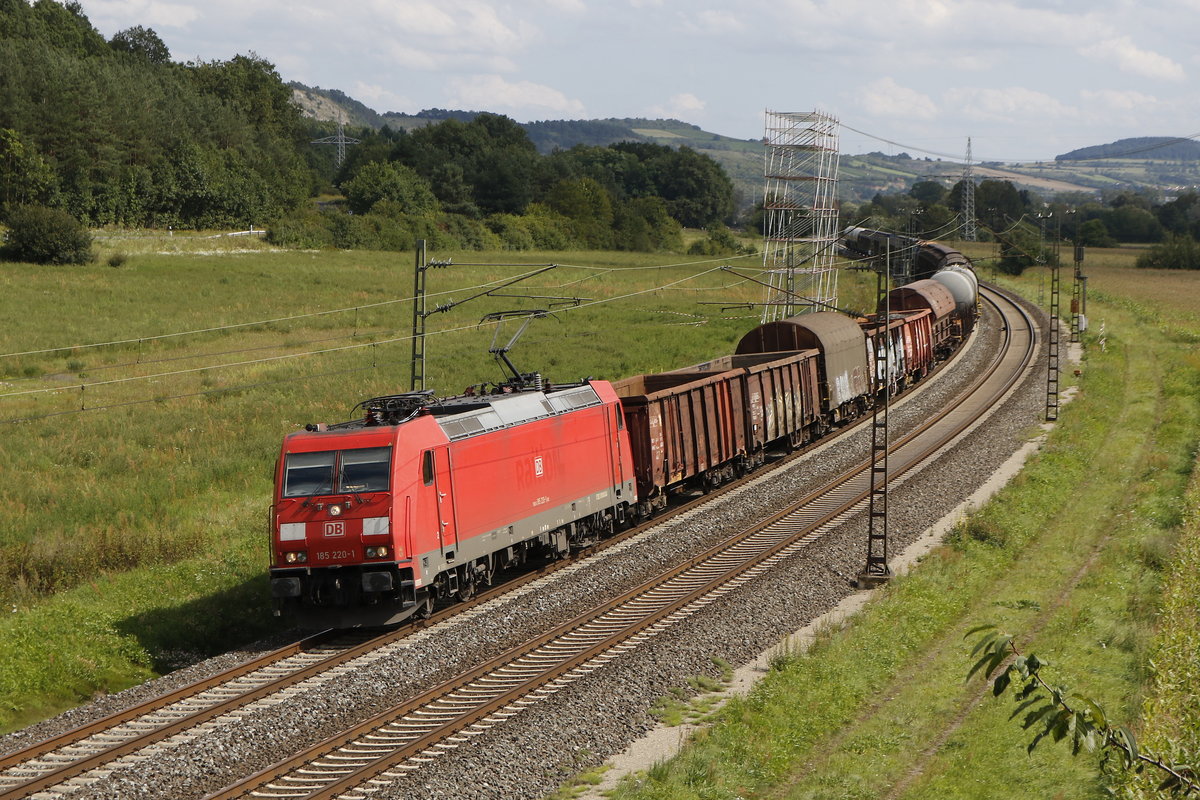 185 220-1 mit einem gemischten G�terzug aus W�rzburg kommend am 18. August 2017 bei Harrbach.