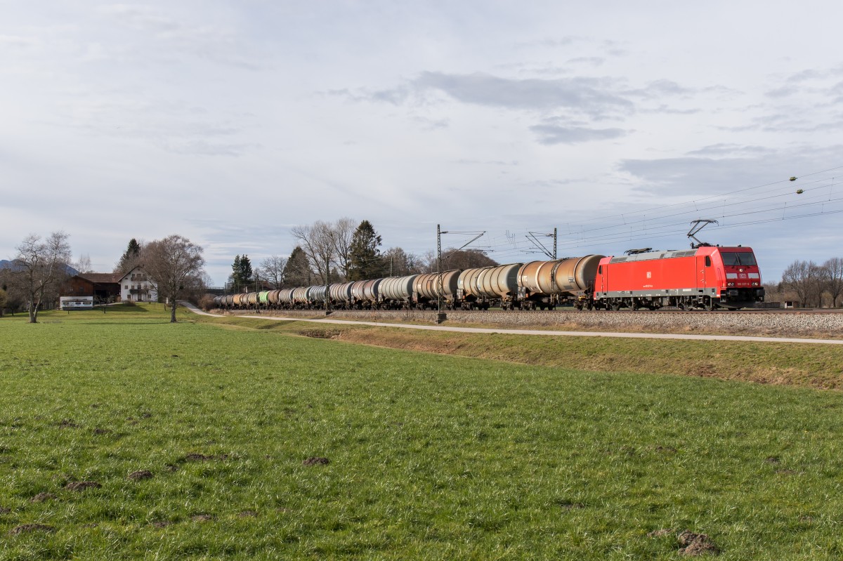 185 227-6 mit einem Kesselwagenzug am 9. Februar 2016 bei �bersee auf dem Weg nach Salzburg.