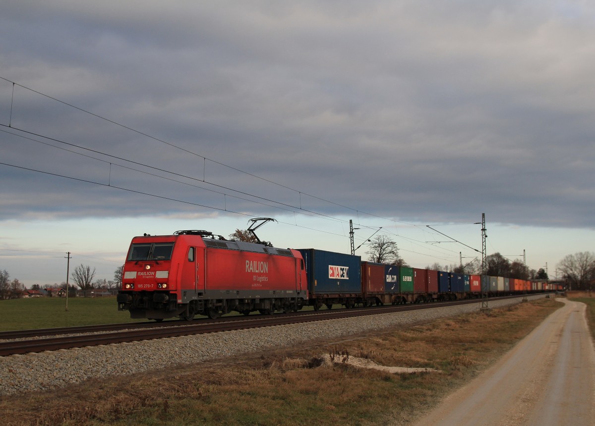 185 279-7 ist mit einem Containerzug am 14. Dezember 2013 in Richtung Norden unterwegs. Aufgenommen bei �bersee am Chiemsee.