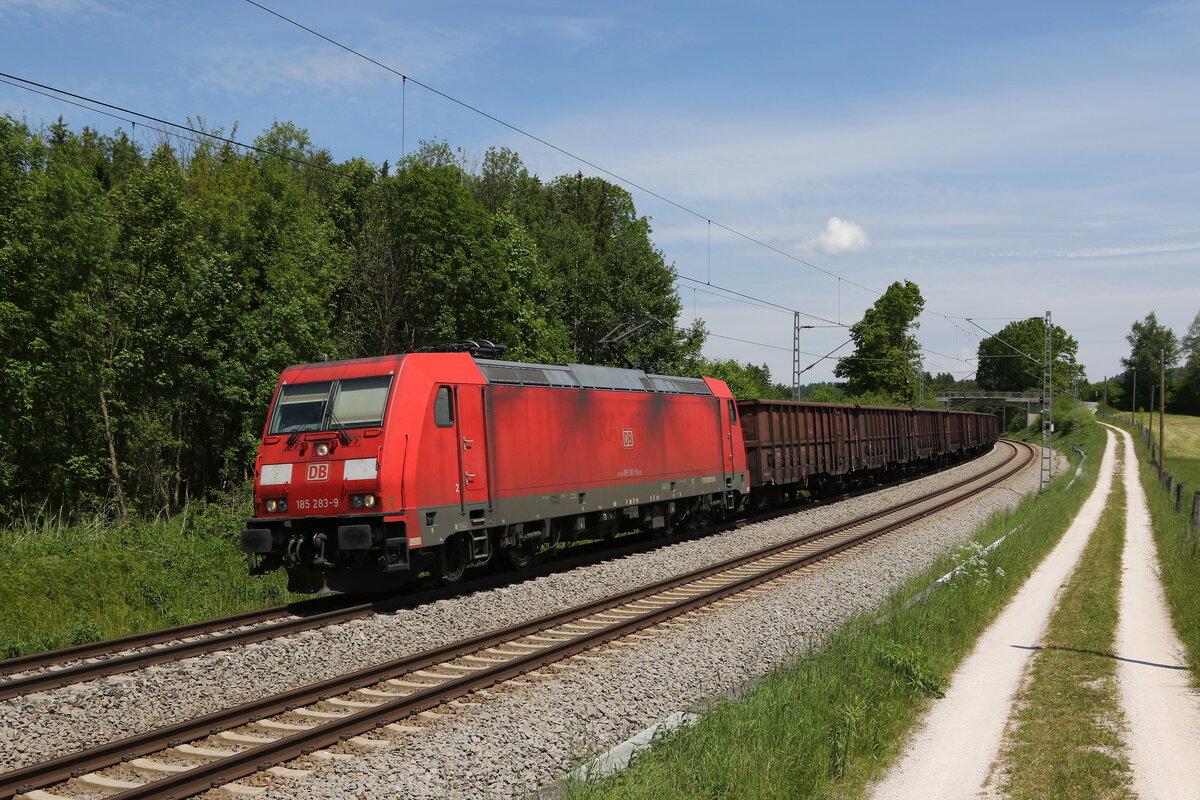 185 283 mit einem Stahlzug aus Freilassing kommend am 2. Juni 2021 bei Grabenst�tt im Chiemgau.