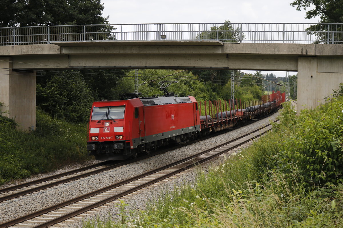 185 298 mit einem Stahlzug aus Freilassing kommend am 24. Juni 2018 bei Grabenst�tt.