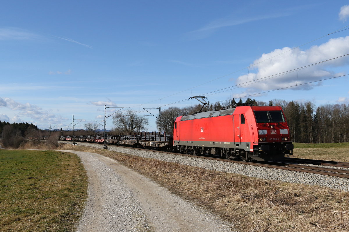 185 308 war am 21. Februar 2020 bei Grabenst�tt mit einem Stahlzug nach Freilassing unterwegs.